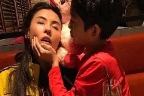 明星累到睡着的照片,一觉醒来成网红